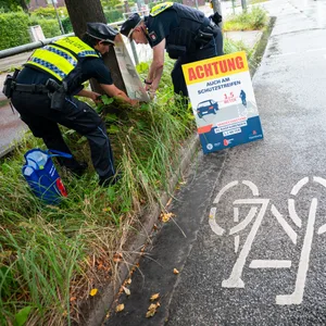 Die Polizei stellt Schilder auf, um Autofahrer an Verkehrsregeln zu erinnern.