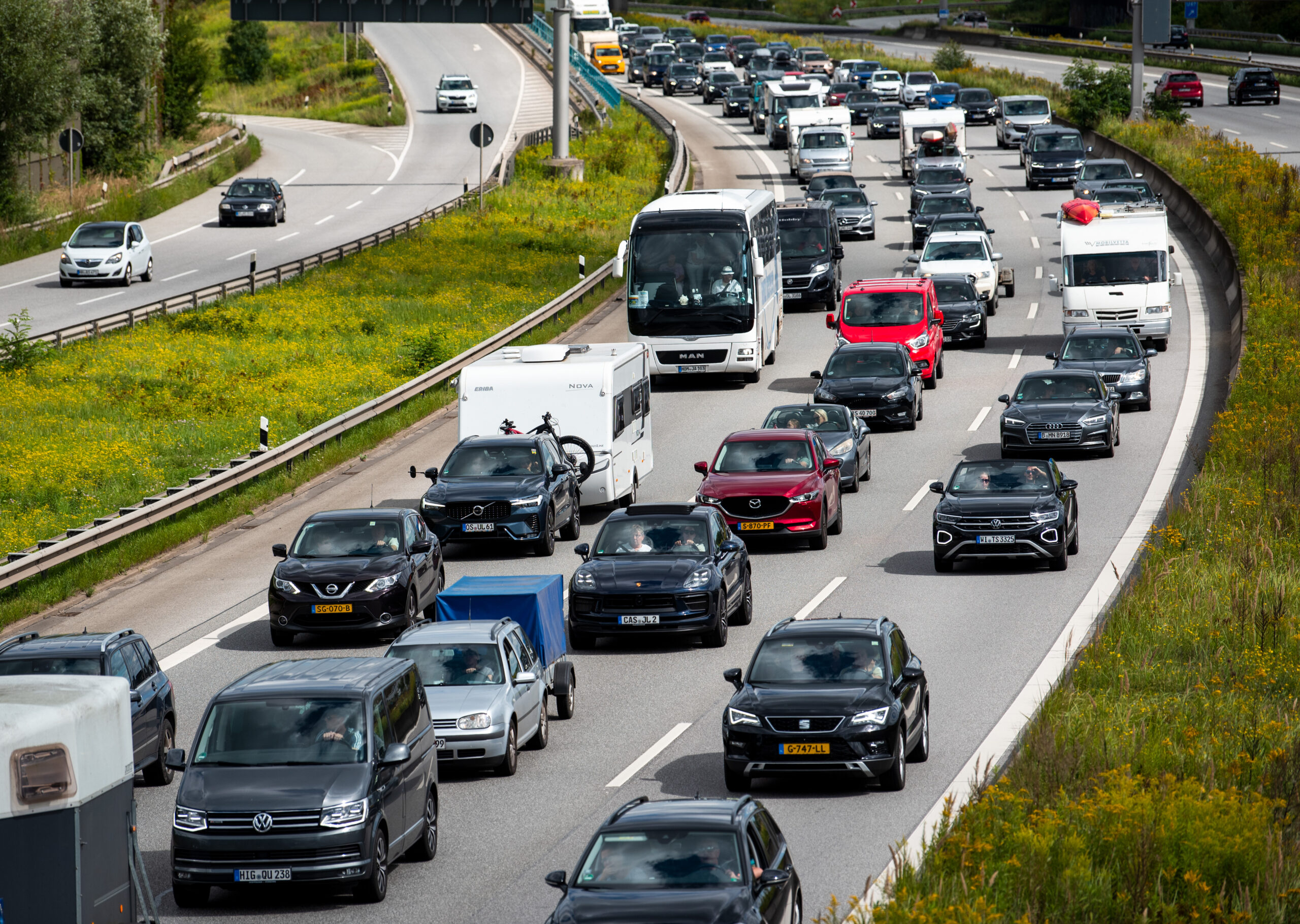 Auf der A1 staut sich der Verkehr.