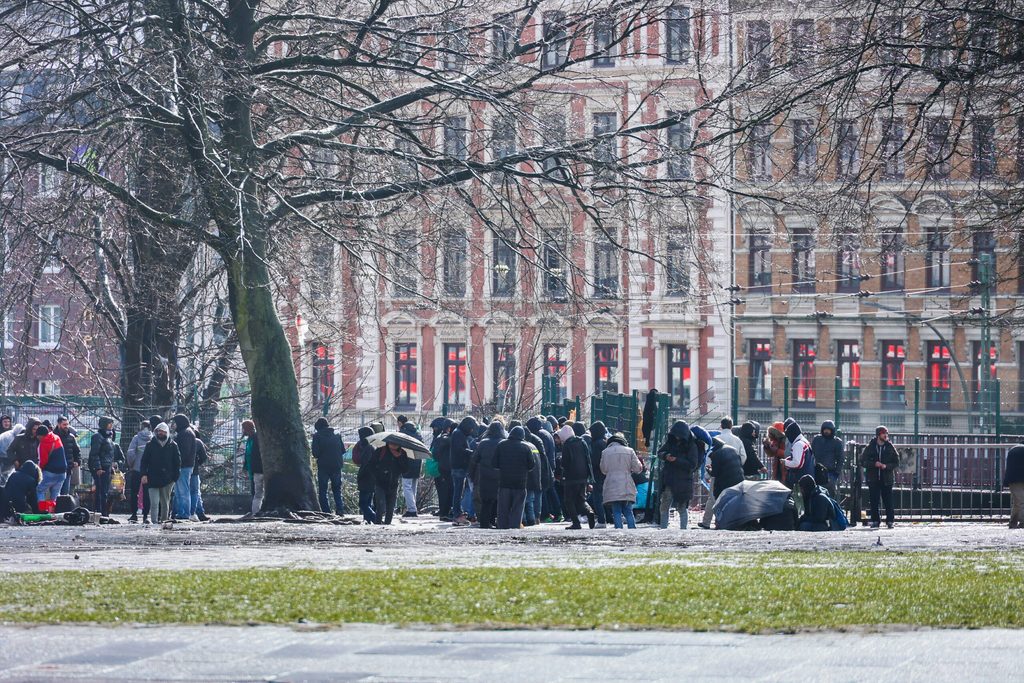 Drogenabhängige und Obdachlose sammeln sich beim Drob Inn am Hauptbahnhof.