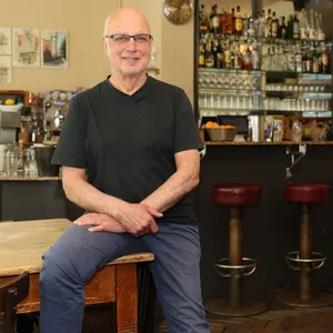 Ewald Kuhn von der „Filmhauskneipe“ will den Teufel nicht an die Wand malen. Doch ob die Gäste mitziehen, weiß er nicht.