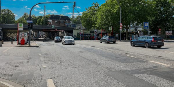 (Elbgaustraße im Bereich der S-Bahn-Haltestelle) Die Fahrbahn der Elbgaustraße soll saniert und die Straße für Radfahrer und Fußgänger umgebaut werden.