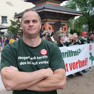 Tierpfleger Thomas Günther (51) arbeitet seit mehr als 20 Jahren im Tierpark und kümmert sich um Antilopen. Doch jetzt streikt er gemeinsam mit rund 35 anderen Beschäftigten für einen Tarifvertrag.