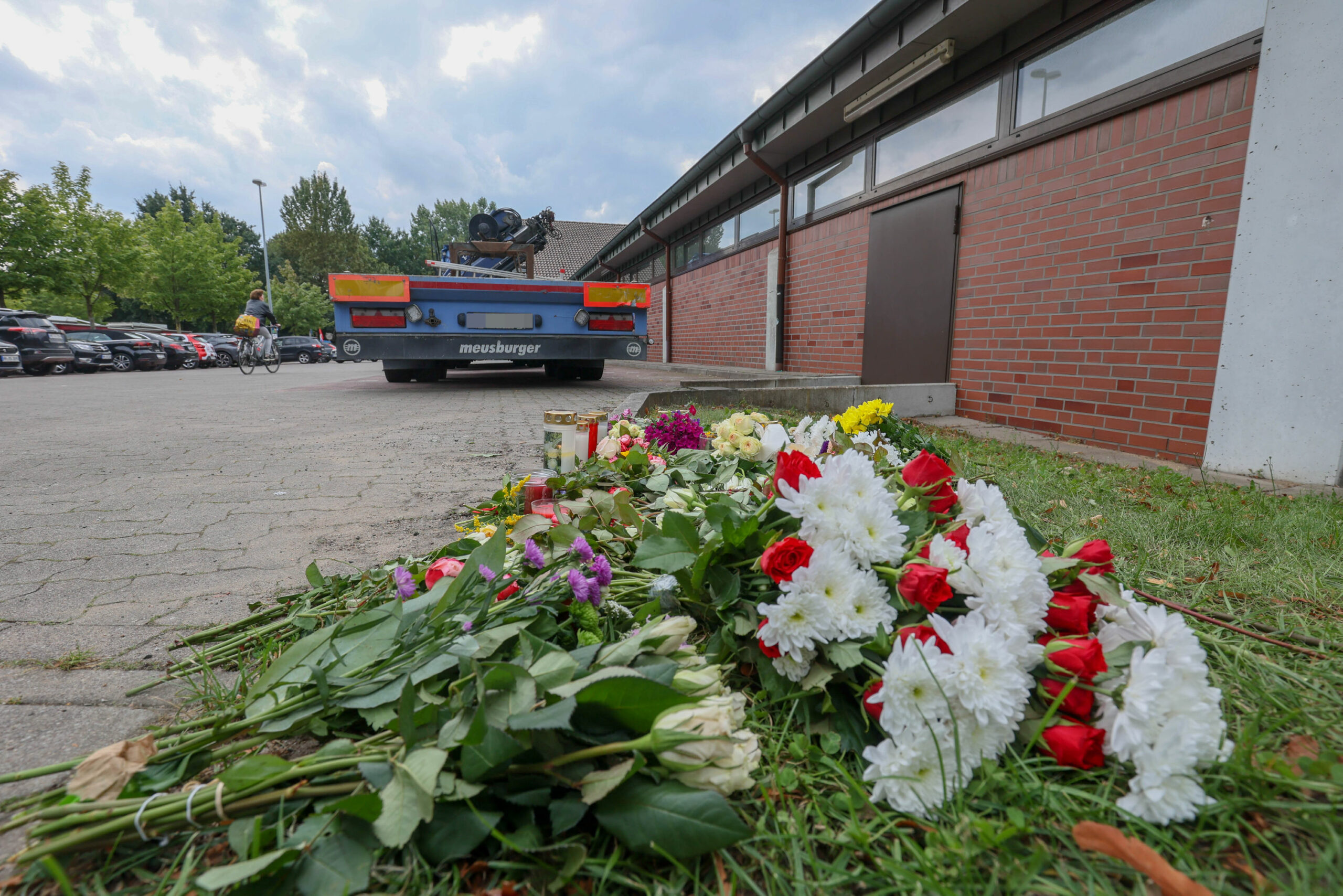 Am Tag nach dem schrecklichen Unfall, bei dem ein Sattelzug einen 15-Jährigen überrollt und getötet hatte, liegen Blumen am Unfallort.