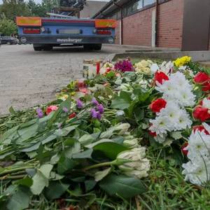 Am Tag nach dem schrecklichen Unfall, bei dem ein Sattelzug einen 15-Jährigen überrollt und getötet hatte, liegen Blumen am Unfallort.