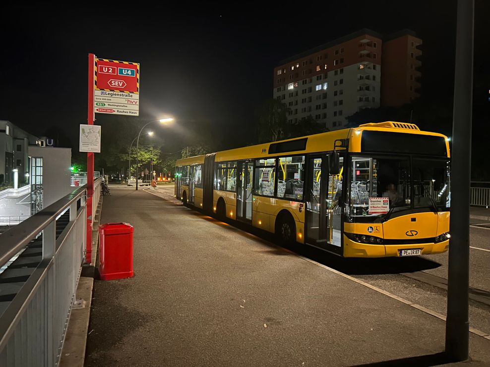 Einer der U2-Ersatzverkehr Busse ohne Zielanzeige – dafür mit Pappschild.