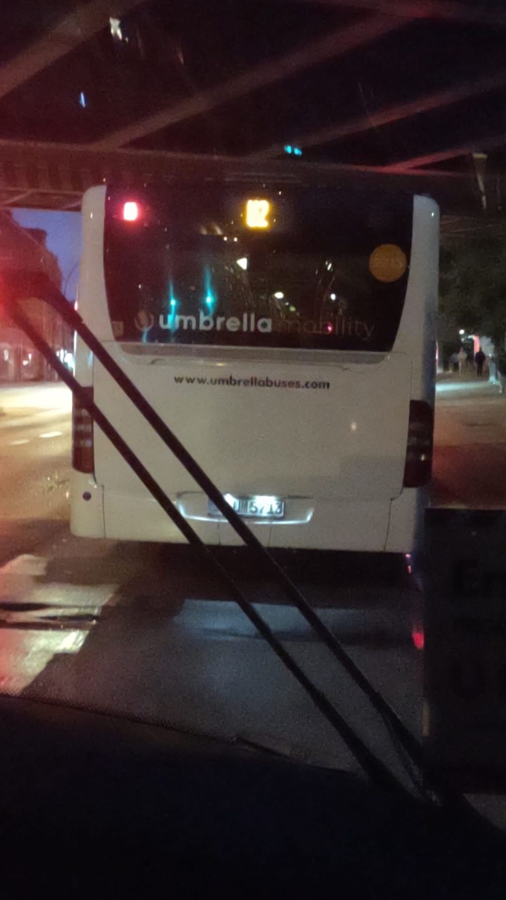 Einer der U2-Ersatzverkehr-Busse – allerdings nur mit einem Bremslicht.