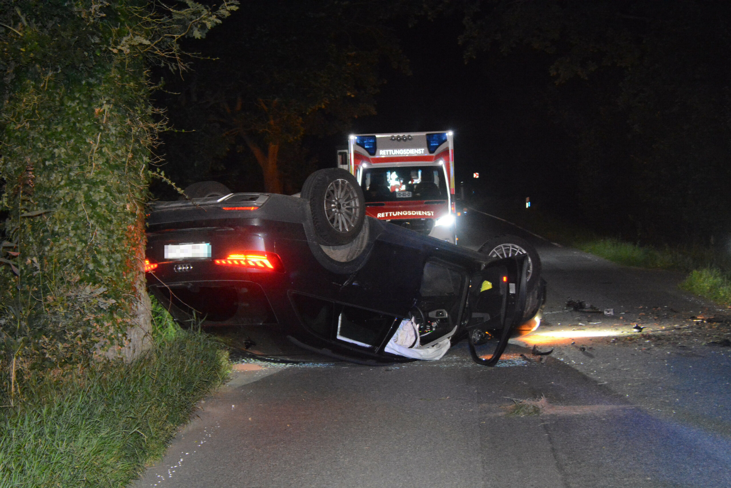 Der Audi liegt auf dem Dach