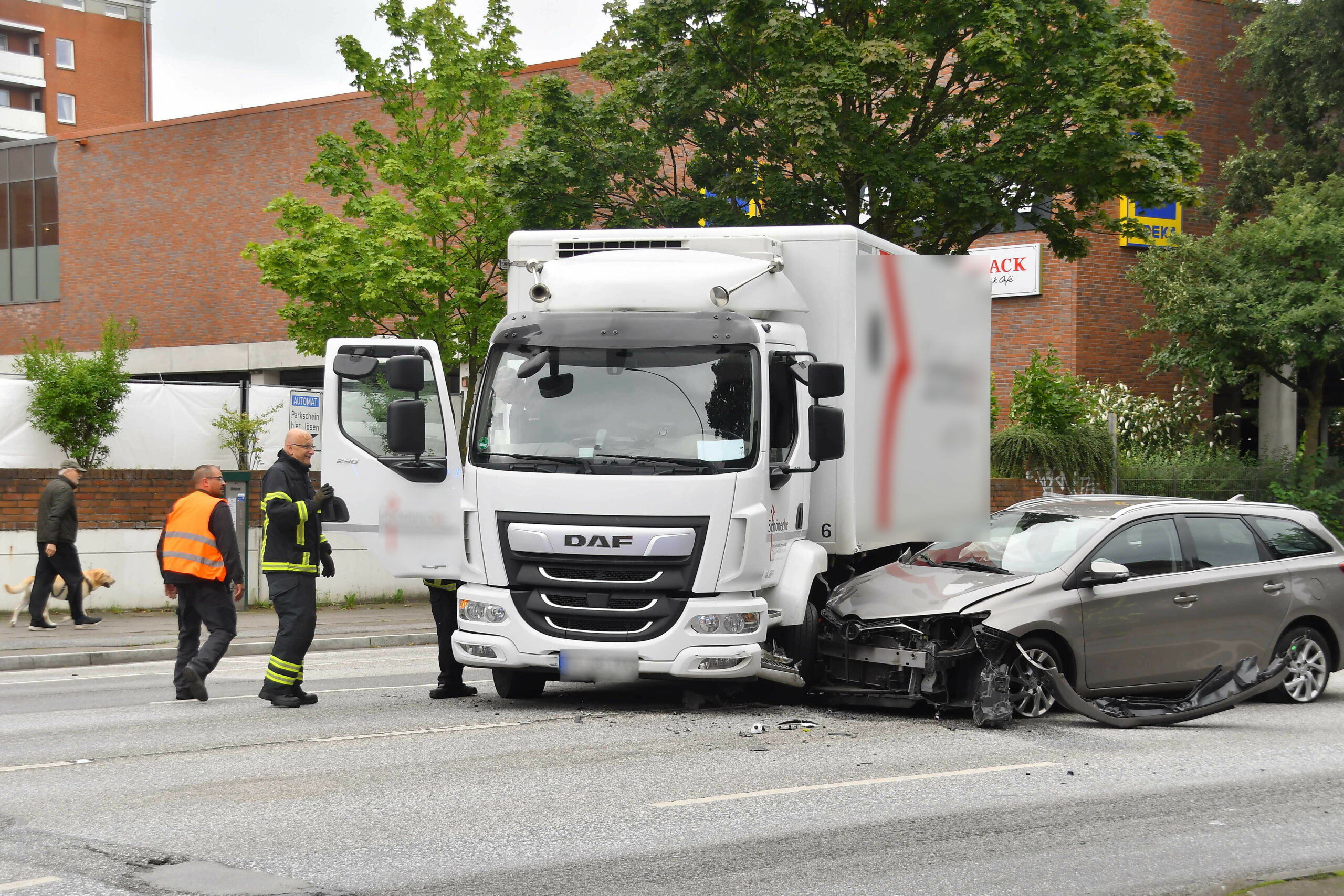 Die Unfallstelle auf der Cuxhavener Straße: Ein grauer Pkw und ein weißer Lkw sind zusammengestoßen