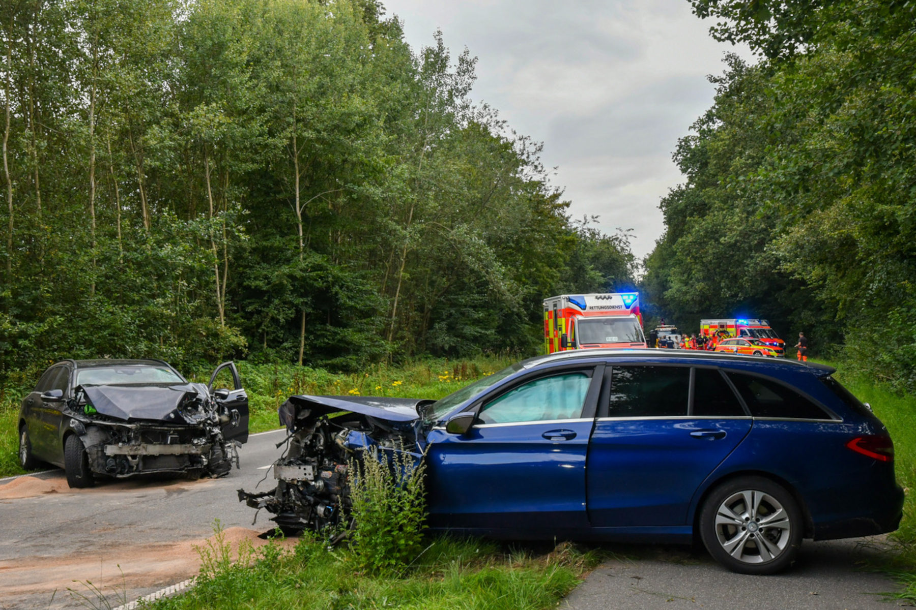 Zwei Mercedes sind bei Reinbek frontal zusammengestoßen, fünf Menschen wurden dabei schwer verletzt.