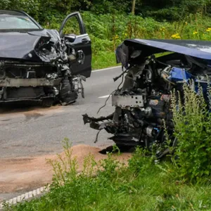 Zwei Mercedes sind bei Reinbek frontal zusammengestoßen, fünf Menschen wurden dabei schwer verletzt.