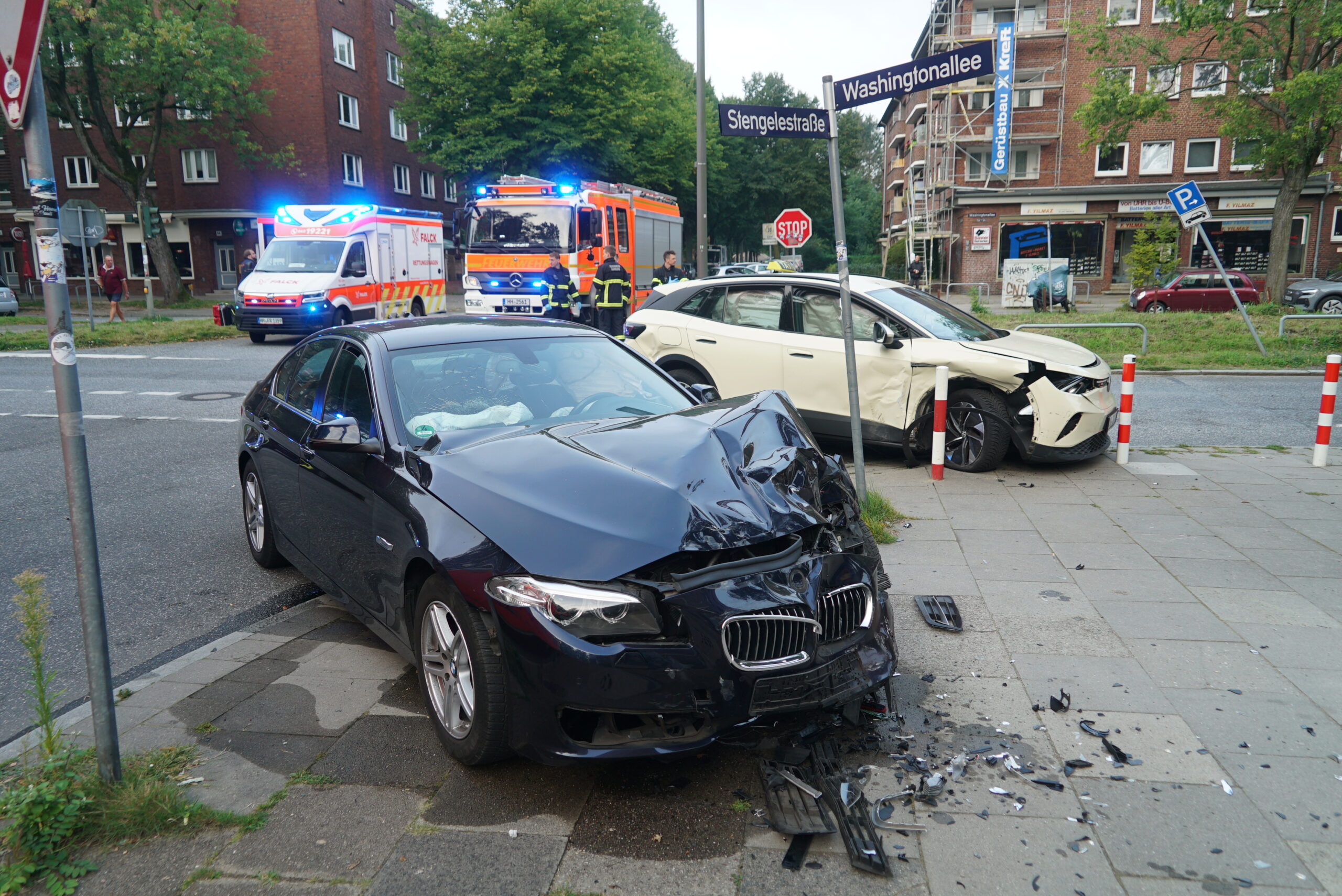 Die Kreuzung Stengelestraße / Washingtonallee: im Vordergrund ein schwarzer BMW, dahinter ein Taxi, beide Wagen sind stark beschädigt