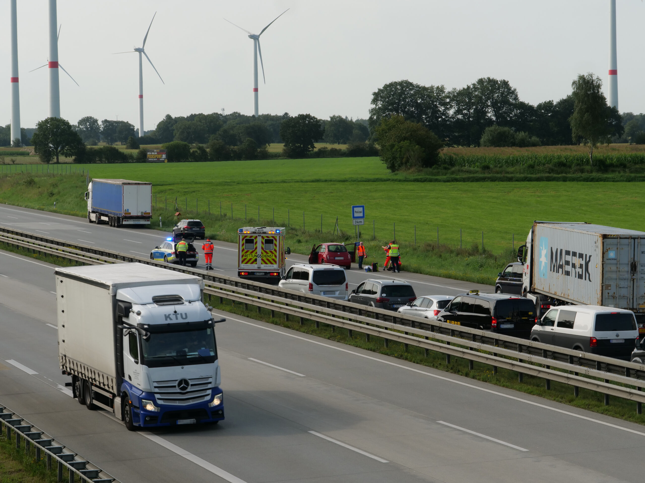 Die Unfallstelle am Bordesholmer Dreieck. Der Verkehr staut sich auf mehreren Kilometern.