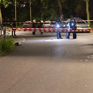 Polizeikräfte haben den Tatort abgesperrt.