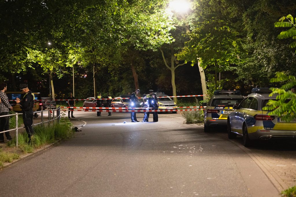 Polizeikräfte haben den Tatort abgesperrt.