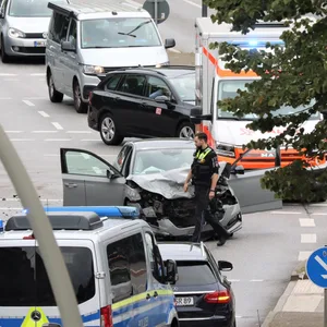 Ein am Unfall beteiligtes Fahrzeug auf der Wandsbeker Chaussee.