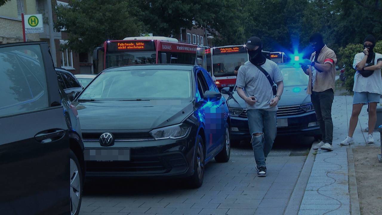 Maskierte Drogenfahnder stoppen das Carsharing-Auto, das offenbar als Drogentaxi benutzt wurde.