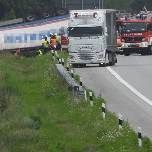 Der betroffene Laster und Rettungskräfte auf der A7.