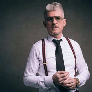 Strunk trägt Brille und schaut in die Kamera
