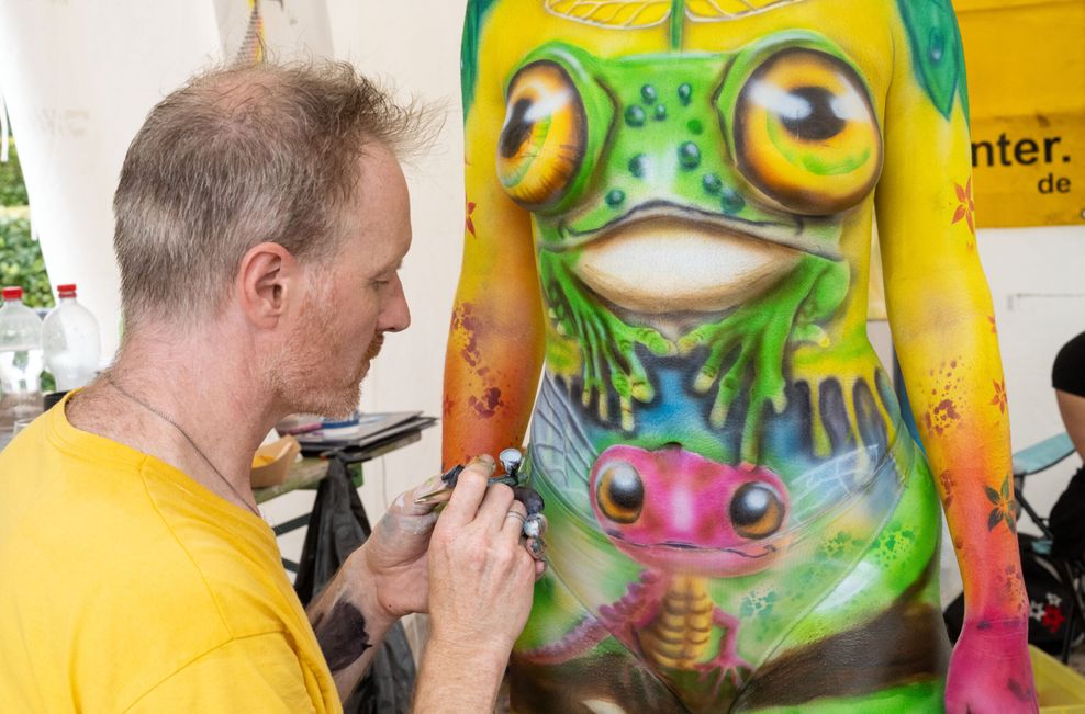 Bodypainting-Künstler Torsten Winter bei der Arbeit