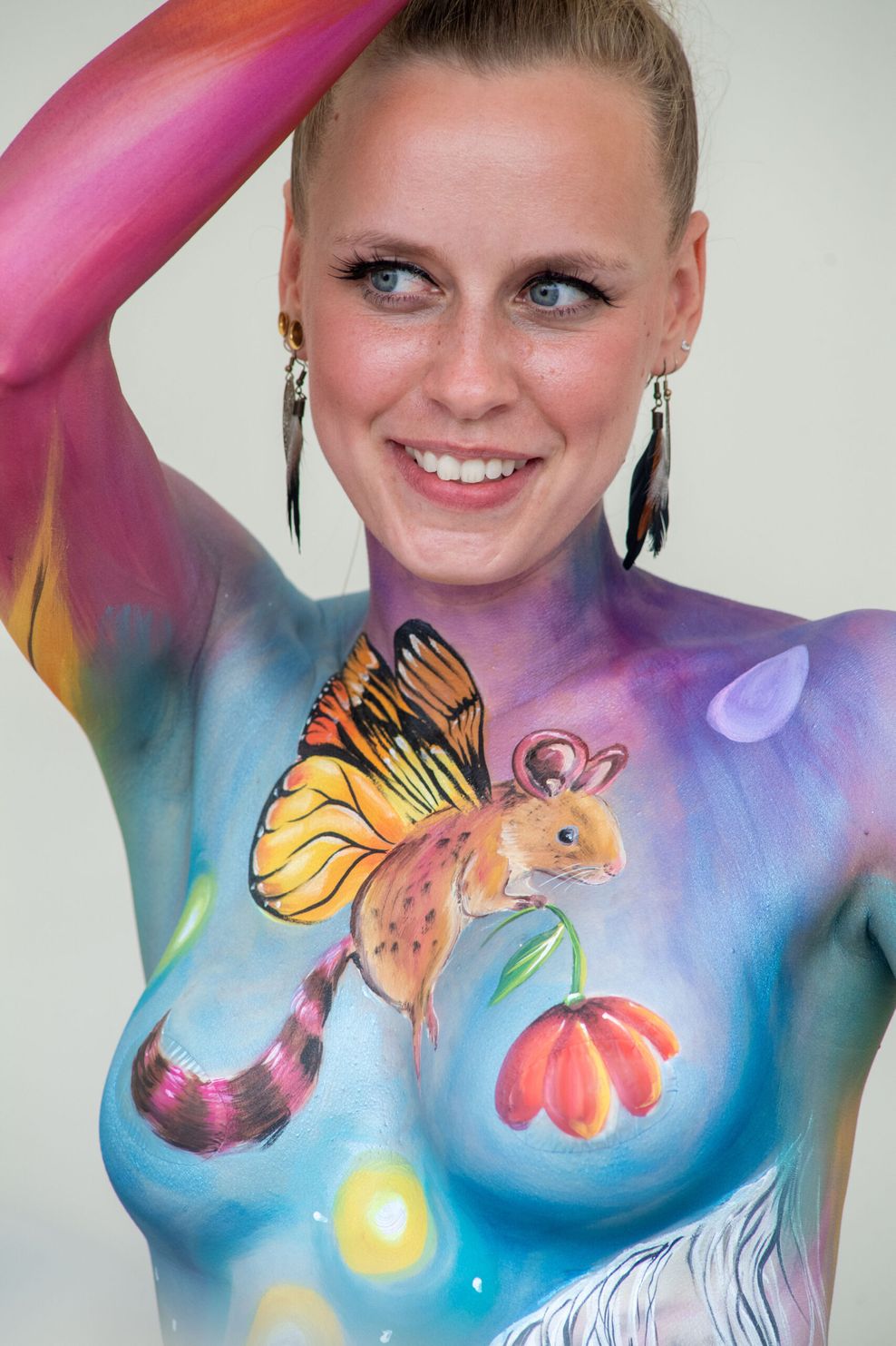 Model Anna wurde beim „Bodypainting Festival“ auf Usedom von Künstlerin Gesine Marwedel bemalt. Die Models müssen dabei mehrere Stunden still stehen.