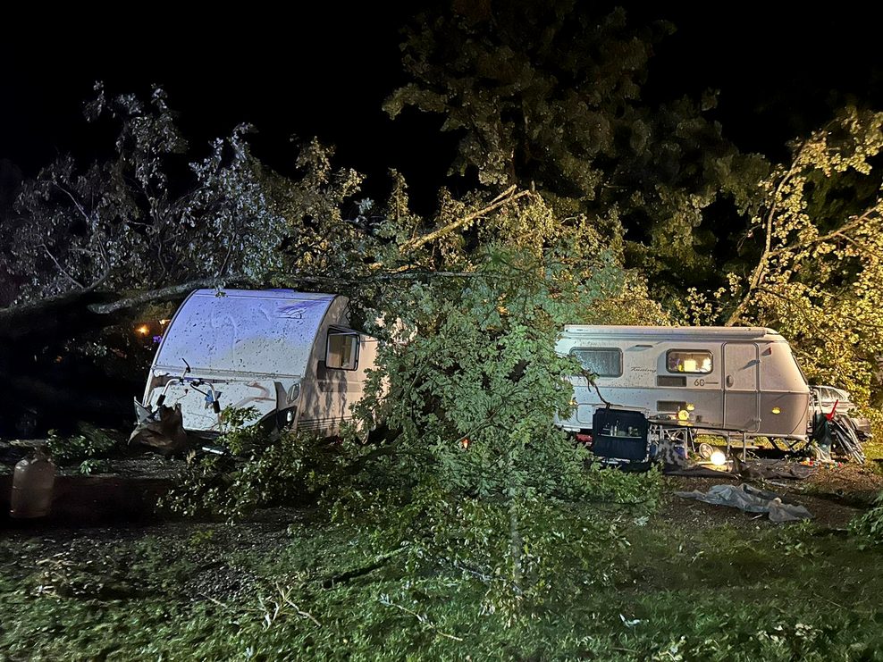 Der Baum stürzte auf den Campingplatz – drei Menschen wurden verletzt.
