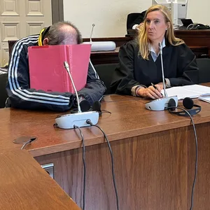 Der Angeklagte verbirgt sein Gesicht. Er soll eine 19-Jährige vergewaltigt haben.