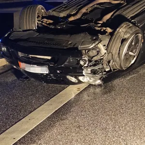 Der Mercedes überschlug sich und landete auf dem Dach.