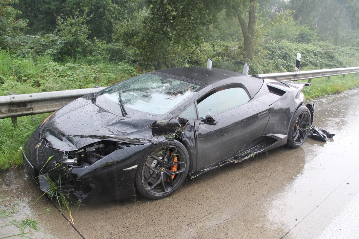 Der Lamborghini wurde bei dem Unfall schwer beschädigt.