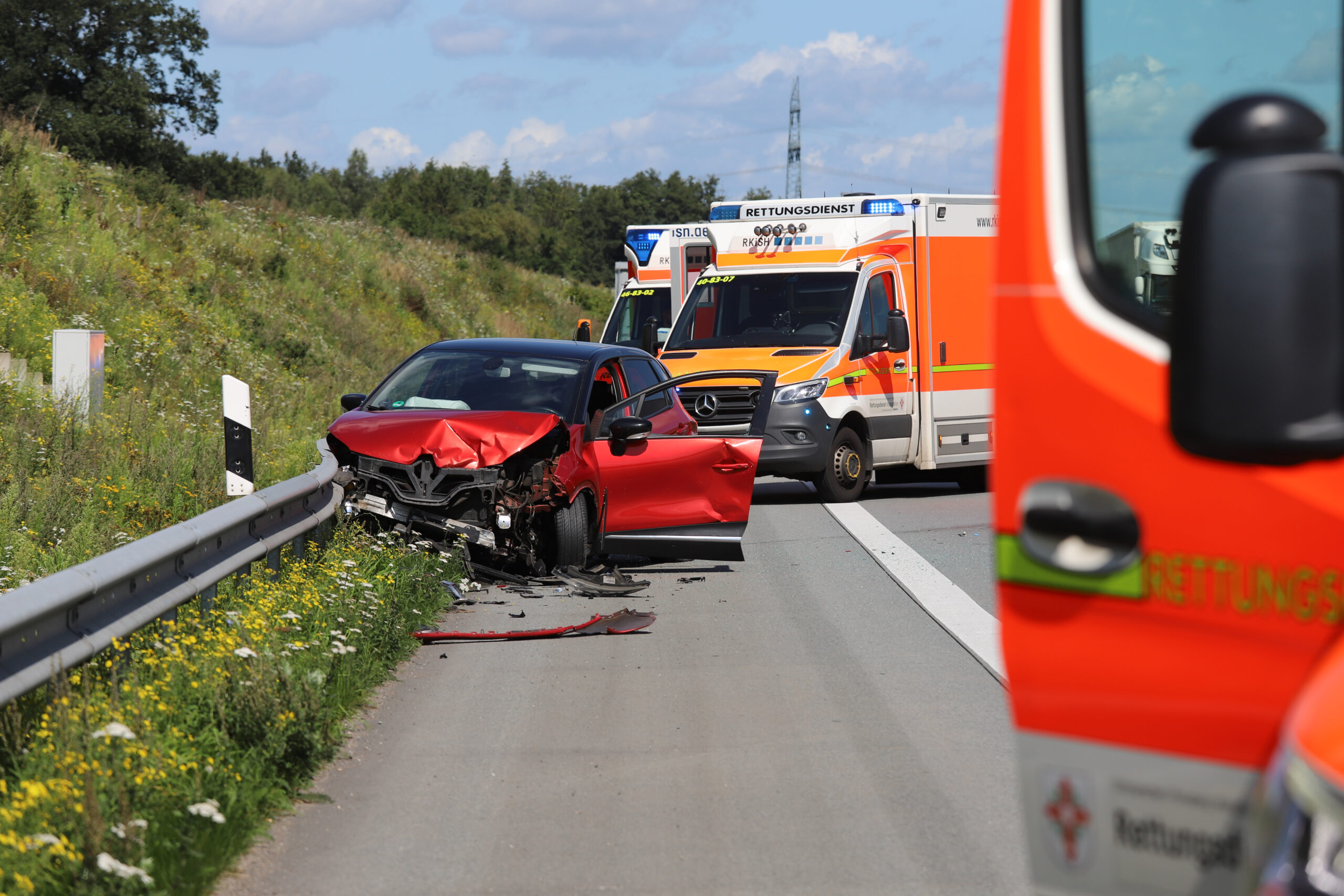 Bei dem Unfall auf der A7 in Richtung Hamburg wurden fünf Menschen verletzt, einer von ihnen schwer.