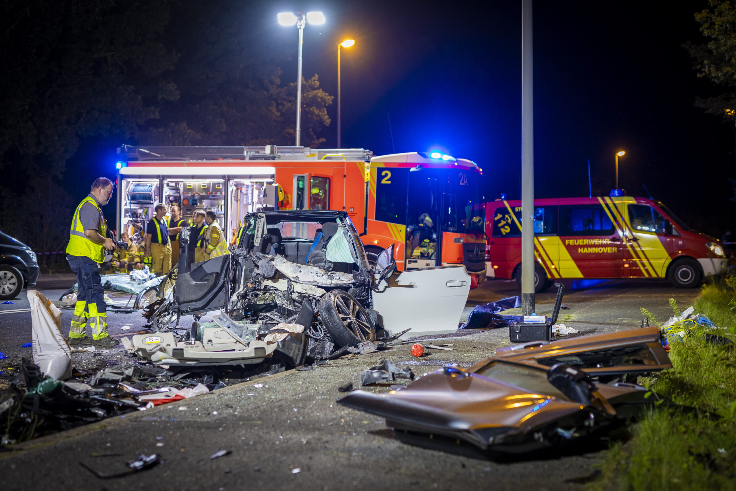 Bei dem frontalen Zusammenprall zweier Wagen in Hannover sind drei junge Menschen noch am Unfallort gestorben. Zwei weitere erlagen im Krankenhaus ihren Verletzungen.