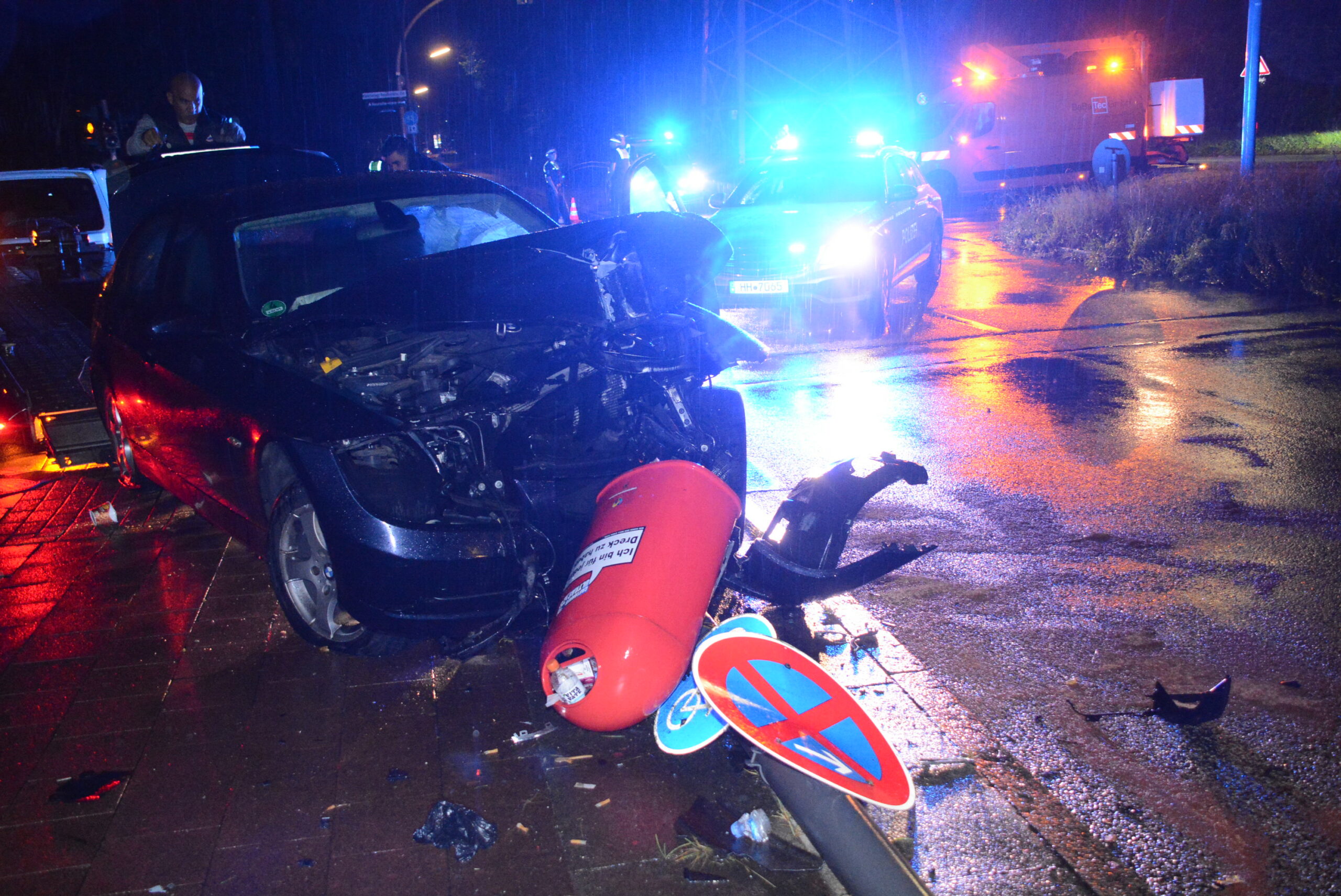 Der junge Fahrer des BMW ist in Hamburg-Nettelnburg einem entgegenkommenden Fahrzeug ausgewichen und gegen einen Mast gefahren.