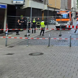Mit der Durchsage „Achtung, Achtung, Wahrschau, Wahrschau“ wurden die Menschen bei Karstadt in der City zum Verlassen des Kaufhauses aufgerufen.