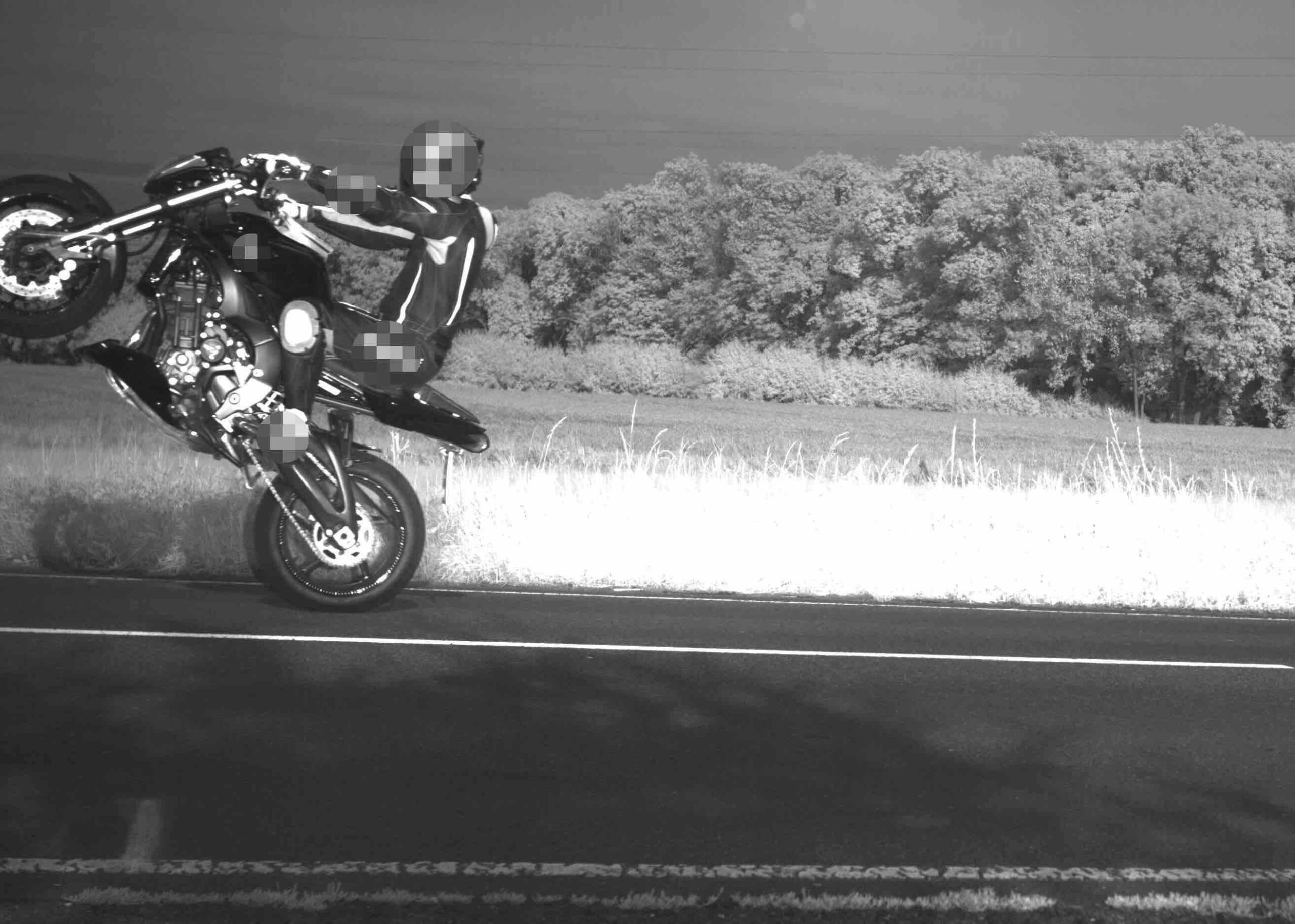 Mit 143 Sachen und nur auf einem Rad unterwegs: Ein mobiler Blitzer hielt diesen Stunt eines Motorradfahrers im westfälischen Hamm fest.