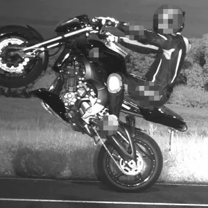 Mit 143 Sachen und nur auf einem Rad unterwegs: Ein mobiler Blitzer hielt diesen Stunt eines Motorradfahrers im westfälischen Hamm fest.
