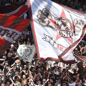 Ultras des FC St. Pauli schwenken Fahnen