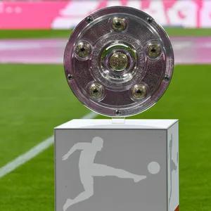 Meisterschale in der Allianz-Arena in München