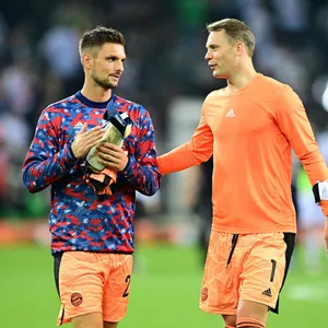 Sven Ulreich und Manuel Neuer klatschen ab
