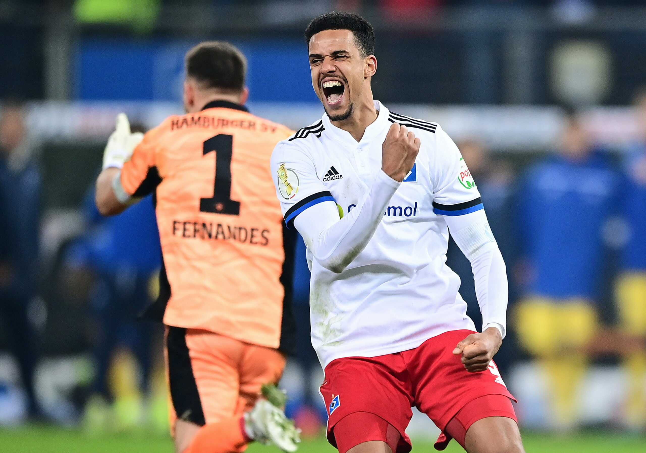 Keeper Heuer Fernandes und Robert Glatzel feiern nach einem 5:4 im Elfmeterschießen gegen den Karlsruher SC den Einzug ins DFB-Pokal-Halbfinale 2022