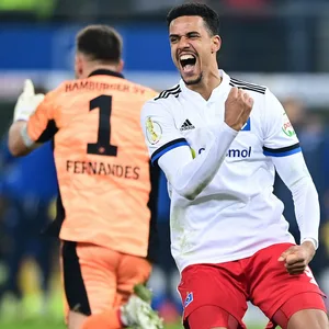 Keeper Heuer Fernandes und Robert Glatzel feiern nach einem 5:4 im Elfmeterschießen gegen den Karlsruher SC den Einzug ins DFB-Pokal-Halbfinale 2022