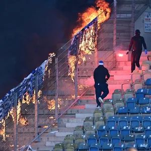 Im Mai 2022 fackelten Hansa-Hools HSV-Schals ab