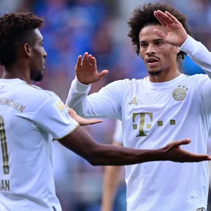 Leroy Sané und Kingsley Coman jubeln zusammen nach einem Treffer.