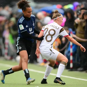 Am 8. September empfängt Joline Floeter mit St. Pauli Lisa Baum und die HSV-Frauen zum Pokal-Derby am Millerntor.