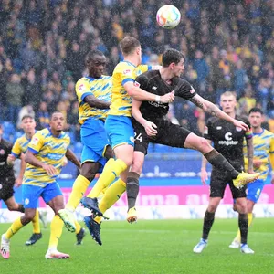 Connor Metcalfe im Kopfballduell mit Abwehrspielern von Eintracht Braunschweig.