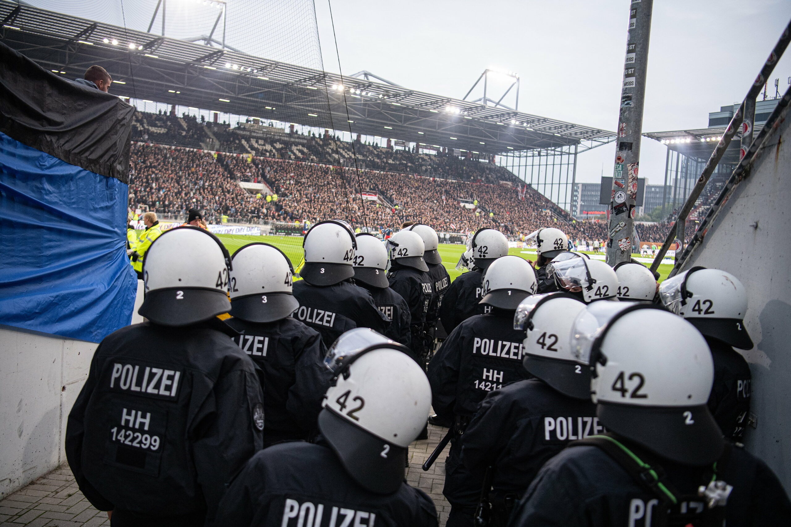 Ein Polizei-Einsatz bei einem St. Pauli-Spiel am Millerntor