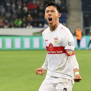 Wataru Endo, Kapitän des VfB Stuttgart, jubelt