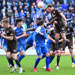Jackson Irvine beim Kopfball im Spiel in Magdeburg