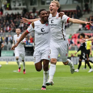 Oladapo Afolayan und Lukas Daschner bejubeln ein Tor in Sandhausen.