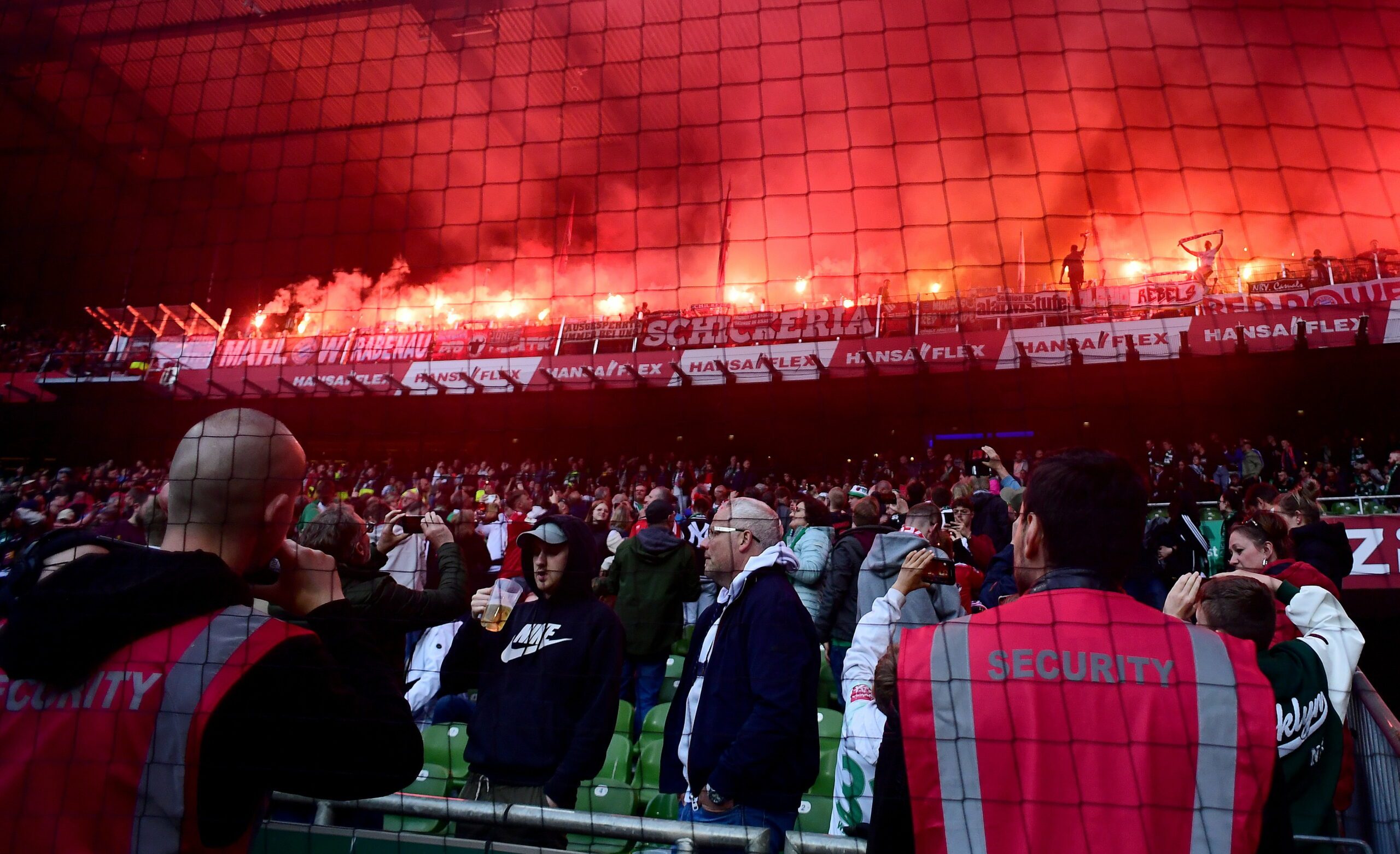 Fans von Bayern München brennen Pyro-Technik in Bremen ab