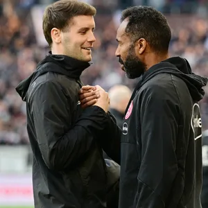 Fabian Hürzeler und Daniel Thioune beim Handshake