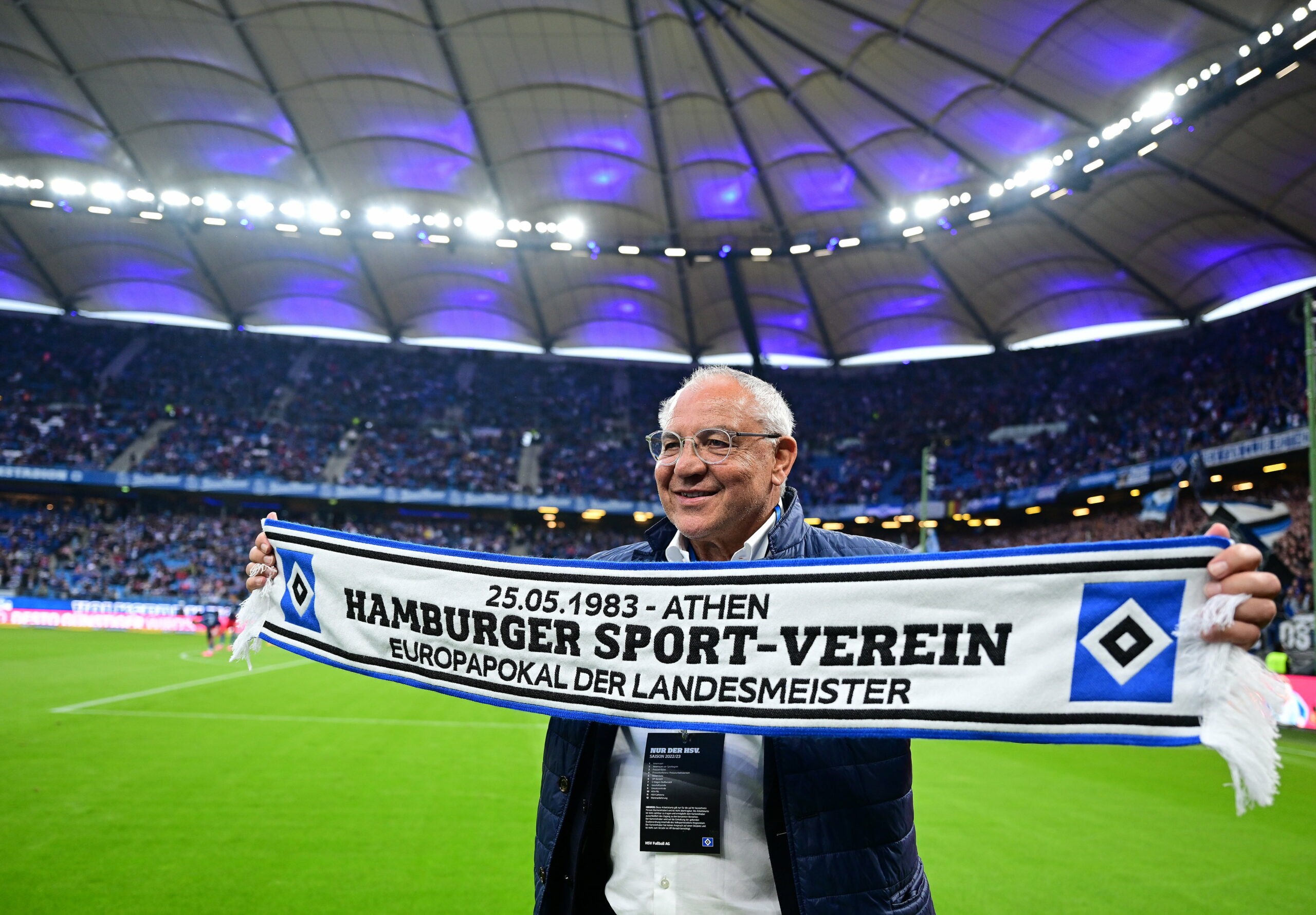 HSV-Idol Magath hält einen Schal im Volkspark hoch